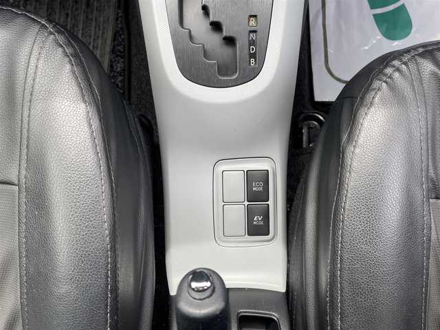 トヨタ アクア S 神奈川県 2014(平26)年 3.6万km ブラックマイカ シートカバー/社外ナビ（CN-RE０３WD）/・Bluetoothオーディオ/・フルセグTV/・バックカメラ/ETC/プッシュスタート/社外15インチアルミ/オートライト/ドアバイザー/新車時手帳、取説