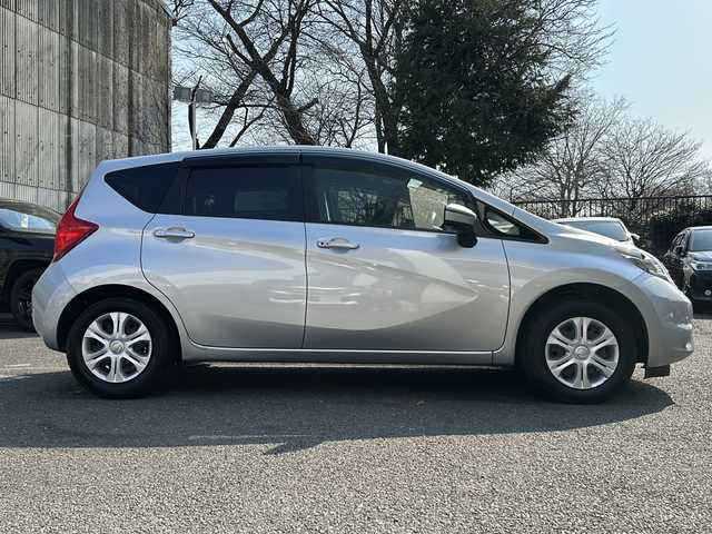 日産 ノート X DIG－S 埼玉県 2015(平27)年 2.4万km シルバー ワンオーナー/禁煙車/AIS検査済み/登録時走行23396キロ/車検R8年8月27日まで/レーダーブレーキ/レーンキープ/純正ナビゲーション/アラウンドビューモニター/CD/DVD/Bluetooth/フルセグTV/アイドリングストップ/ウインカードアミラー/スーパーチャージャー/FRコーナーセンサー /フロアマット/ドアバイザー/スマートキー/プッシュスタート/新車保証書