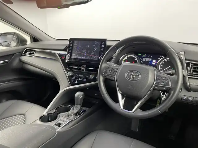 トヨタ カムリ WS 埼玉県 2022(令4)年 2.6万km プラチナホワイトパールマイカ 純正ナビ　/　(フルセグ・AM・FM・Bluetooth)　/ＥＴＣ２．０　/バックカメラ　/トヨタセーフティセンス　/ロードサインアシスト　/プリクラッシュセーフティ　/レーントレーシングアシスト/ブラインドスポットモニター/リヤクロストラフィックアラート/パーキングサポートブレーキ　/先行車発進告知　/クリアランスソナー　/パワーシートＤ席/前後ドライブレコーダー/純正フロアマット/純正アルミホイール１７インチ/前後コーナーセンサー