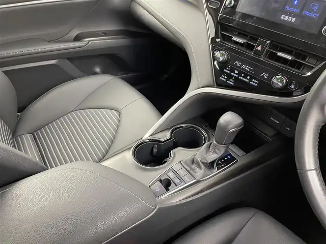 トヨタ カムリ WS 埼玉県 2022(令4)年 2.6万km プラチナホワイトパールマイカ 純正ナビ　/　(フルセグ・AM・FM・Bluetooth)　/ＥＴＣ２．０　/バックカメラ　/トヨタセーフティセンス　/ロードサインアシスト　/プリクラッシュセーフティ　/レーントレーシングアシスト/ブラインドスポットモニター/リヤクロストラフィックアラート/パーキングサポートブレーキ　/先行車発進告知　/クリアランスソナー　/パワーシートＤ席/前後ドライブレコーダー/純正フロアマット/純正アルミホイール１７インチ/前後コーナーセンサー