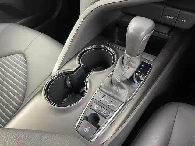 トヨタ カムリ WS 埼玉県 2022(令4)年 2.6万km プラチナホワイトパールマイカ 純正ナビ　/　(フルセグ・AM・FM・Bluetooth)　/ＥＴＣ２．０　/バックカメラ　/トヨタセーフティセンス　/ロードサインアシスト　/プリクラッシュセーフティ　/レーントレーシングアシスト/ブラインドスポットモニター/リヤクロストラフィックアラート/パーキングサポートブレーキ　/先行車発進告知　/クリアランスソナー　/パワーシートＤ席/前後ドライブレコーダー/純正フロアマット/純正アルミホイール１７インチ/前後コーナーセンサー