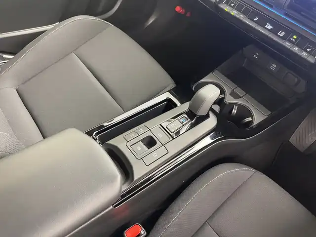 トヨタ プリウス U 三重県 2023(令5)年 1万km アティチュードブラックマイカ 禁煙車/純正ディスプレイオーディオ/・USB・フルセグ・AM/FM・AppleCarPlay/・AndoroidAuto/トヨタセーフティセンス/レーダークルーズコントロール/プリクラッシュセーフティシステム/レーンキープアシスト/BSM/クリアランスソナー/PDA/RCTA/後方車両接近告知/RCD/PKSB/オートマチックハイビーム/AUTOライト/ステアリングヒーター/温席シートヒーター/前後ドラレコ/電動パーキングブレーキ