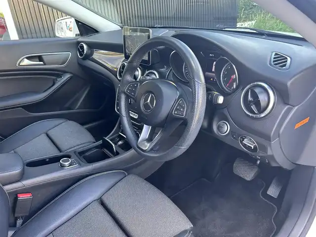 メルセデス・ベンツ ＣＬＡ１８０ Sブレイク AMG スタイル 福岡県 2017(平29)年 3.9万km カルサイトホワイト レーダーセーフティパッケージ/アダプティブクルーズコントロール/ブラインドスポットモニター/レーンキープアシスト/アクティブセーフティブレーキ/ハーフレザーシート/前席シートヒーター/純正ナビ/Applecarplay/androidauto/フルセグTV/Bluetooth/バックカメラ/LEDヘッドライト/オートライト/純正ドライブレコーダー/純正18インチアルミホイール/ETC/取扱説明書/保証書/スペアキー×1