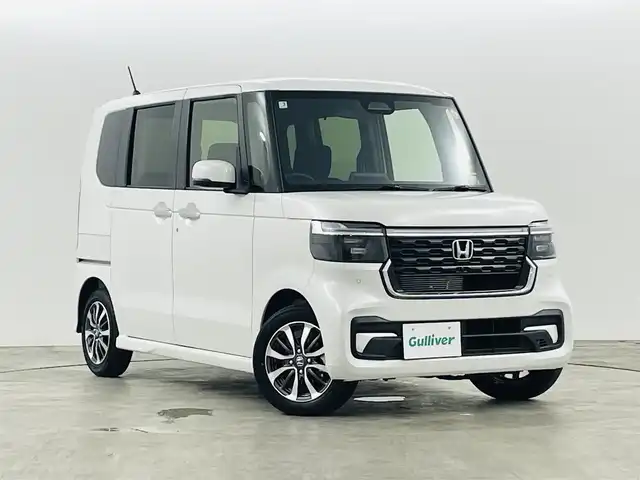 ホンダ Ｎ ＢＯＸ カスタム 福島県 2025(令7)年 0.1千km プラチナホワイトパール 届出済未使用車 /ホンダセンシング/・衝突軽減ブレーキ/・パーキングセンサー/・踏み間違え防止アシスト/・路外逸脱抑制機能/・レーダークルーズコントロール/左側パワースライドドア/電子パーキング/・オートホールド/ステアリングスイッチ/シートヒーター(運転席/助手席)/プッシュスタート/・スマートキー/・スペアキー/LEDヘッドライト/・オートライト/・ヘッドライトレベライザー/電動格納ミラー