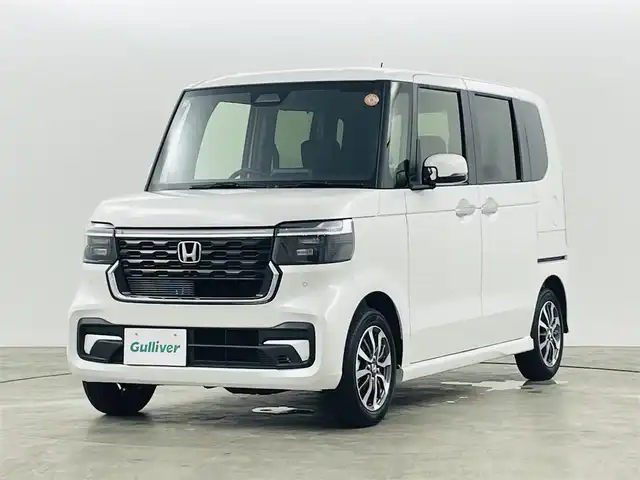 ホンダ Ｎ ＢＯＸ カスタム 福島県 2025(令7)年 0.1千km プラチナホワイトパール 届出済未使用車 /ホンダセンシング/・衝突軽減ブレーキ/・パーキングセンサー/・踏み間違え防止アシスト/・路外逸脱抑制機能/・レーダークルーズコントロール/左側パワースライドドア/電子パーキング/・オートホールド/ステアリングスイッチ/シートヒーター(運転席/助手席)/プッシュスタート/・スマートキー/・スペアキー/LEDヘッドライト/・オートライト/・ヘッドライトレベライザー/電動格納ミラー