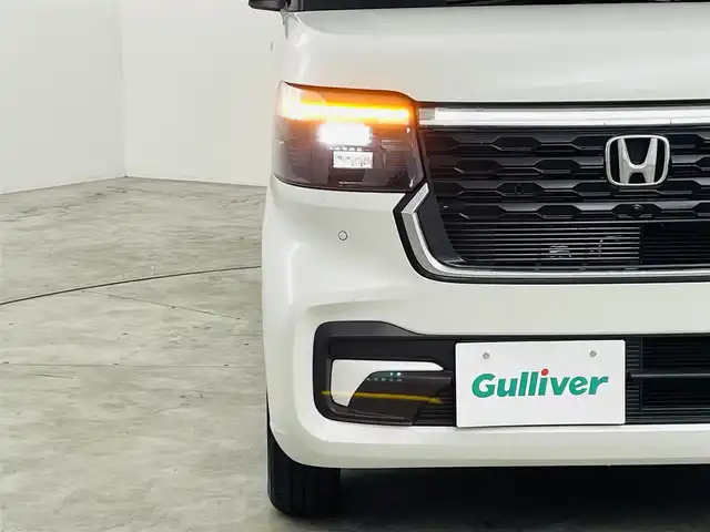 ホンダ Ｎ ＢＯＸ カスタム 福島県 2025(令7)年 0.1千km プラチナホワイトパール 届出済未使用車 /ホンダセンシング/・衝突軽減ブレーキ/・パーキングセンサー/・踏み間違え防止アシスト/・路外逸脱抑制機能/・レーダークルーズコントロール/左側パワースライドドア/電子パーキング/・オートホールド/ステアリングスイッチ/シートヒーター(運転席/助手席)/プッシュスタート/・スマートキー/・スペアキー/LEDヘッドライト/・オートライト/・ヘッドライトレベライザー/電動格納ミラー