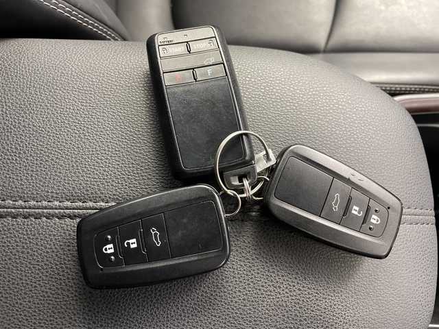 トヨタ ＲＡＶ４ ハイブリットG 道央・札幌 2019(令1)年 10.4万km ホワイトパールクリスタルシャイン ・４WD/ハイブリット/寒冷地仕様/・トヨタセーフティセンス/・プリクラッシュセーフティ/・レーダークルーズコントロール/・ブラインドスポットモニター/・純正9インチディーラーOPナビ/・DVD.CD.SD.Bluetooth/・フルセグTV/バックカメラ /・パワーバックドア /・レザーシート/D席パワーシート/・運転席.助手席シートヒーター/・ステアリングヒーター/・純正エンジンスターター/・LEDライト/オートハイビーム/・前後ドライブレコーダー/・ビルトインETC/・スマートキーX2