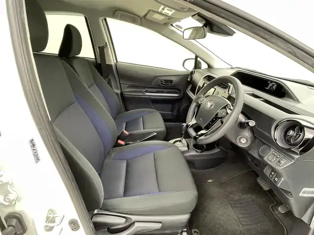 トヨタ アクア S 熊本県 2018(平30)年 6.8万km スーパーホワイトⅡ 禁煙車　/社外ナビ（ＣＤ・ＤＶＤ・ワンセグ・ＢＴ・ＵＳＢ）/ビルトインＥＴＣ　/衝突軽減ブレーキ　/レーンキープアシスト　/横滑り防止　/ドアバイザー/社外フロアマット　/リモコンキー/スペアキー1本