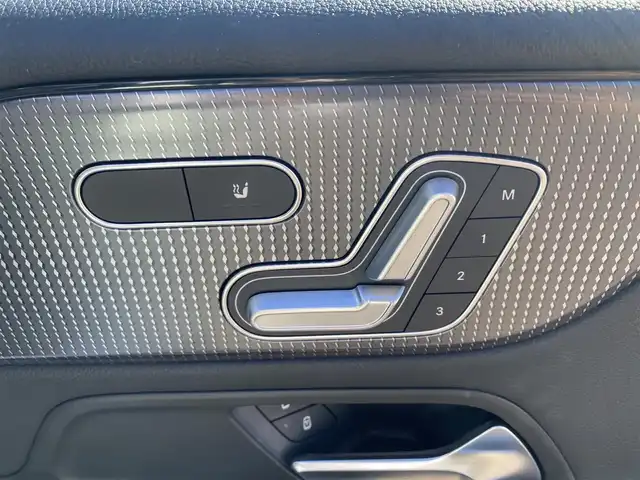 メルセデス・ベンツ Ｍ・ベンツ Ｂ１８０ 福岡県 2019(令1)年 3.8万km ポーラホワイト ・アダプティブクルーズコントロール/・純正ナビ/BT/USB/・バックカメラ/・ハーフレザーシート/シートヒーター/・ドライブレコーダー/・フルセグ/・ETC/・純正17AW/・保証書/・取扱説明書/・スペアキー