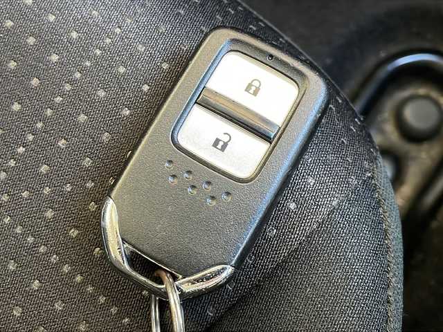 ホンダ フィット ハイブリット Fパッケージ コンフォートED 長野県 2017(平29)年 4.3万km プレミアムホワイトパールⅡ 純正メモリナビ TV/バックカメラ/シートヒーター /プッシュスタート /スマートキー/LEDヘッドライト/あんしんパッケージ/コンフォートビューパッケージ/電動格納ミラー