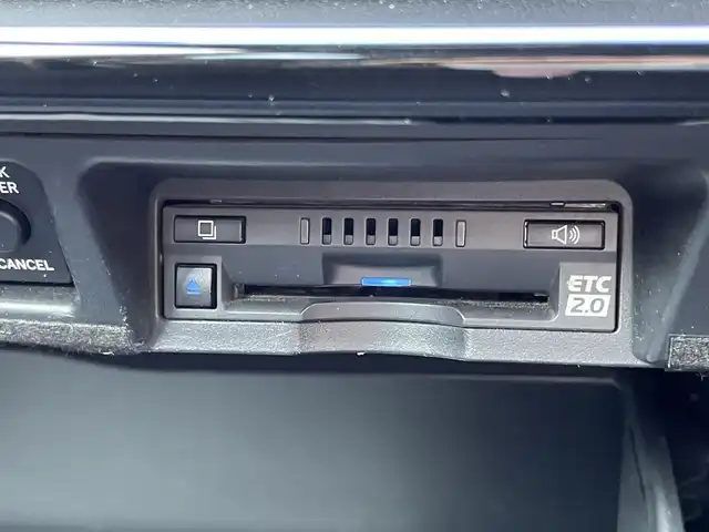 トヨタ クラウン ハイブリッド RS リミテッド 愛媛県 2020(令2)年 5.4万km ホワイトパールクリスタルシャイン 純正ナビ(BT/フルセグTV)/全周囲カメラ/黒半革温電動シート/トヨタセーフティセンス/レーダークルーズコントロール/ブラインドスポットモニター/クリアランスソナー/衝突被害軽減装置/車線逸脱防止装置/オートマチックハイビーム/ヘッドアップディスプレイ/ステアリングヒーター/前後ドライブレコーダー/ETC2.0/LEDヘッドライト/現状サマー(純正AW)(225/45/R18)/禁煙車