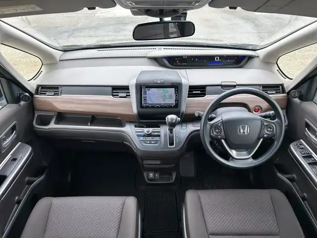 ホンダ フリード G ホンダセンシング 神奈川県 2019(令1)年 6.4万km クリスタルブラックパール 純正SDナビゲーション/AM/FM/CD/DVD/Bluetooth/フルセグ/ETC/Honda SENSING/・衝突軽減ブレーキ/・誤発進抑制機能/・歩行者事故低減ステアリング/・先行車発進お知らせ機能/・標識認識機能/・路外逸脱抑制機能/・アダプティブクルーズコントロール/・車線維持支援システム/・後方誤発進抑制機能/Cパッケージ/・運転席/助手席シートヒーター/・プラズマクラスター技術搭載エアコン/・ロールサンシェード（スライドドア両側）/・コンフォートビューパッケージ/前方ドラレコ/両側パワースライドドア/オートリトラミラー/アイドリングストップ