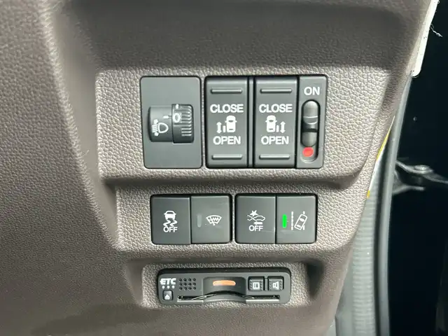 ホンダ フリード G ホンダセンシング 神奈川県 2019(令1)年 6.4万km クリスタルブラックパール 純正SDナビゲーション/AM/FM/CD/DVD/Bluetooth/フルセグ/ETC/Honda SENSING/・衝突軽減ブレーキ/・誤発進抑制機能/・歩行者事故低減ステアリング/・先行車発進お知らせ機能/・標識認識機能/・路外逸脱抑制機能/・アダプティブクルーズコントロール/・車線維持支援システム/・後方誤発進抑制機能/Cパッケージ/・運転席/助手席シートヒーター/・プラズマクラスター技術搭載エアコン/・ロールサンシェード（スライドドア両側）/・コンフォートビューパッケージ/前方ドラレコ/両側パワースライドドア/オートリトラミラー/アイドリングストップ