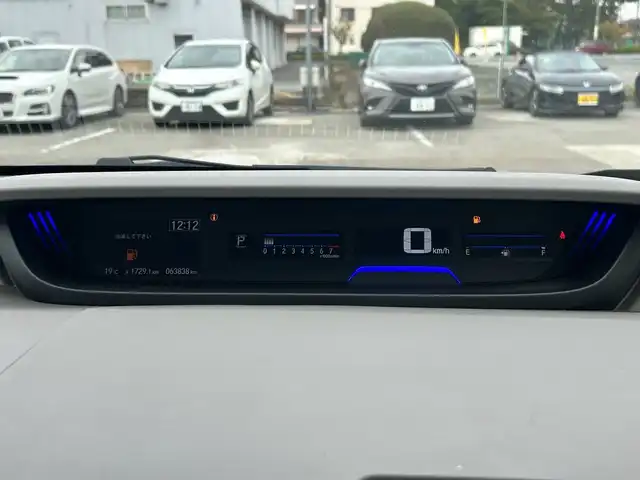 ホンダ フリード G ホンダセンシング 神奈川県 2019(令1)年 6.4万km クリスタルブラックパール 純正SDナビゲーション/AM/FM/CD/DVD/Bluetooth/フルセグ/ETC/Honda SENSING/・衝突軽減ブレーキ/・誤発進抑制機能/・歩行者事故低減ステアリング/・先行車発進お知らせ機能/・標識認識機能/・路外逸脱抑制機能/・アダプティブクルーズコントロール/・車線維持支援システム/・後方誤発進抑制機能/Cパッケージ/・運転席/助手席シートヒーター/・プラズマクラスター技術搭載エアコン/・ロールサンシェード（スライドドア両側）/・コンフォートビューパッケージ/前方ドラレコ/両側パワースライドドア/オートリトラミラー/アイドリングストップ