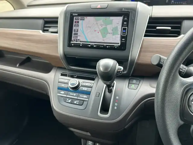 ホンダ フリード G ホンダセンシング 神奈川県 2019(令1)年 6.4万km クリスタルブラックパール 純正SDナビゲーション/AM/FM/CD/DVD/Bluetooth/フルセグ/ETC/Honda SENSING/・衝突軽減ブレーキ/・誤発進抑制機能/・歩行者事故低減ステアリング/・先行車発進お知らせ機能/・標識認識機能/・路外逸脱抑制機能/・アダプティブクルーズコントロール/・車線維持支援システム/・後方誤発進抑制機能/Cパッケージ/・運転席/助手席シートヒーター/・プラズマクラスター技術搭載エアコン/・ロールサンシェード（スライドドア両側）/・コンフォートビューパッケージ/前方ドラレコ/両側パワースライドドア/オートリトラミラー/アイドリングストップ