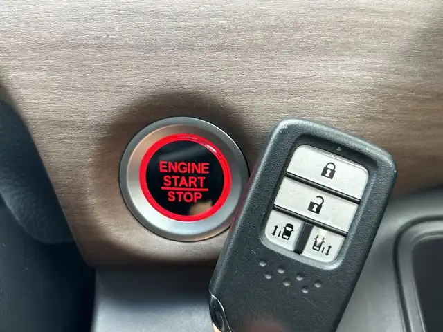 ホンダ フリード G ホンダセンシング 神奈川県 2019(令1)年 6.4万km クリスタルブラックパール 純正SDナビゲーション/AM/FM/CD/DVD/Bluetooth/フルセグ/ETC/Honda SENSING/・衝突軽減ブレーキ/・誤発進抑制機能/・歩行者事故低減ステアリング/・先行車発進お知らせ機能/・標識認識機能/・路外逸脱抑制機能/・アダプティブクルーズコントロール/・車線維持支援システム/・後方誤発進抑制機能/Cパッケージ/・運転席/助手席シートヒーター/・プラズマクラスター技術搭載エアコン/・ロールサンシェード（スライドドア両側）/・コンフォートビューパッケージ/前方ドラレコ/両側パワースライドドア/オートリトラミラー/アイドリングストップ