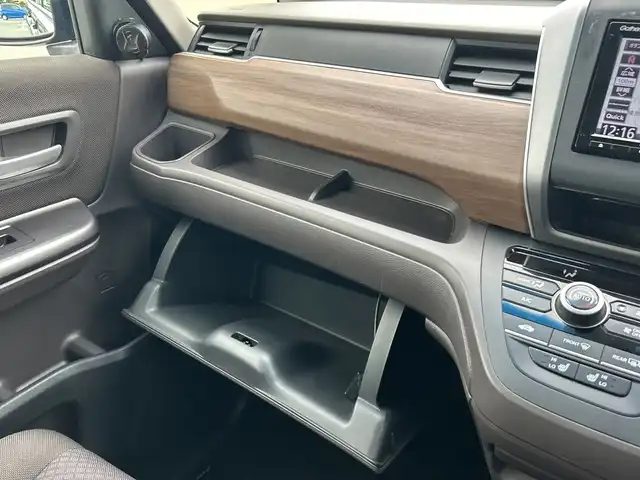 ホンダ フリード G ホンダセンシング 神奈川県 2019(令1)年 6.4万km クリスタルブラックパール 純正SDナビゲーション/AM/FM/CD/DVD/Bluetooth/フルセグ/ETC/Honda SENSING/・衝突軽減ブレーキ/・誤発進抑制機能/・歩行者事故低減ステアリング/・先行車発進お知らせ機能/・標識認識機能/・路外逸脱抑制機能/・アダプティブクルーズコントロール/・車線維持支援システム/・後方誤発進抑制機能/Cパッケージ/・運転席/助手席シートヒーター/・プラズマクラスター技術搭載エアコン/・ロールサンシェード（スライドドア両側）/・コンフォートビューパッケージ/前方ドラレコ/両側パワースライドドア/オートリトラミラー/アイドリングストップ