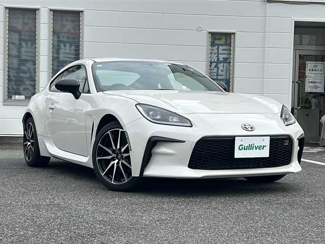 トヨタ ＧＲ８６ SZ 愛知県 2024(令6)年 0.4万km クリスタルホワイトパール ・禁煙車/・ワンオーナー/・純正ナビ/フルセグTV/　（NMZK-W73D）/・バックカメラ/・ETC/・ドライブレコーダー/・ステアスイッチ/・パドルシフト/・アイサイト/・プリクラッシュブレーキ/・全車速追従クルーズコントロール/・誤発進抑制制御機能/・先行車発進お知らせ機能/・車線逸脱警報/・ふらつき警報/・クリアランスソナー/・純正１７インチアルミ/・LEDオートライト/・電動格納ミラー/・プッシュスタート/・走行制御モード/・TRACKスイッチ/・純正フロアマット/・新車保証書/・取扱説明書/・スペアキー