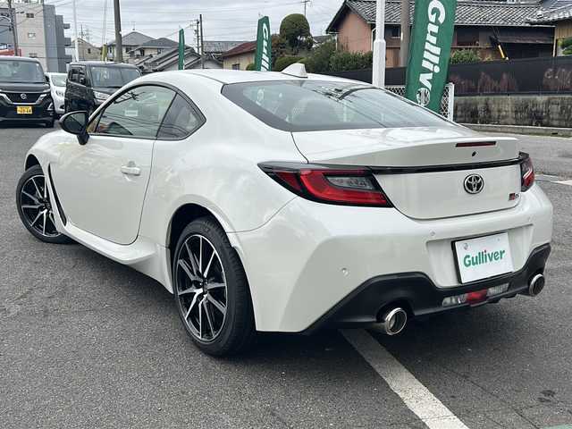 トヨタ ＧＲ８６ SZ 愛知県 2024(令6)年 0.4万km クリスタルホワイトパール ・禁煙車/・ワンオーナー/・純正ナビ/フルセグTV/　（NMZK-W73D）/・バックカメラ/・ETC/・ドライブレコーダー/・ステアスイッチ/・パドルシフト/・アイサイト/・プリクラッシュブレーキ/・全車速追従クルーズコントロール/・誤発進抑制制御機能/・先行車発進お知らせ機能/・車線逸脱警報/・ふらつき警報/・クリアランスソナー/・純正１７インチアルミ/・LEDオートライト/・電動格納ミラー/・プッシュスタート/・走行制御モード/・TRACKスイッチ/・純正フロアマット/・新車保証書/・取扱説明書/・スペアキー