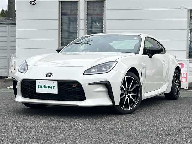 トヨタ ＧＲ８６ SZ 愛知県 2024(令6)年 0.4万km クリスタルホワイトパール ・禁煙車/・ワンオーナー/・純正ナビ/フルセグTV/　（NMZK-W73D）/・バックカメラ/・ETC/・ドライブレコーダー/・ステアスイッチ/・パドルシフト/・アイサイト/・プリクラッシュブレーキ/・全車速追従クルーズコントロール/・誤発進抑制制御機能/・先行車発進お知らせ機能/・車線逸脱警報/・ふらつき警報/・クリアランスソナー/・純正１７インチアルミ/・LEDオートライト/・電動格納ミラー/・プッシュスタート/・走行制御モード/・TRACKスイッチ/・純正フロアマット/・新車保証書/・取扱説明書/・スペアキー