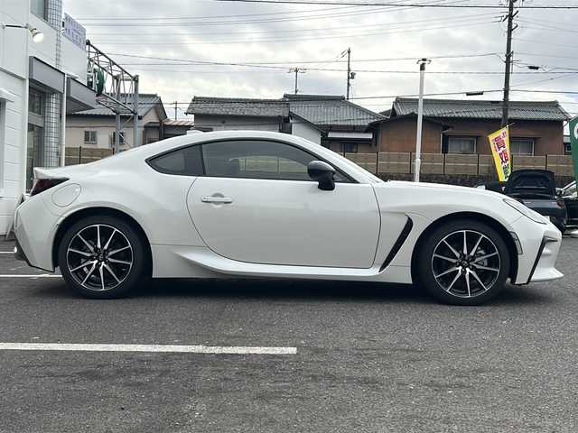 トヨタ ＧＲ８６ SZ 愛知県 2024(令6)年 0.4万km クリスタルホワイトパール ・禁煙車/・ワンオーナー/・純正ナビ/フルセグTV/　（NMZK-W73D）/・バックカメラ/・ETC/・ドライブレコーダー/・ステアスイッチ/・パドルシフト/・アイサイト/・プリクラッシュブレーキ/・全車速追従クルーズコントロール/・誤発進抑制制御機能/・先行車発進お知らせ機能/・車線逸脱警報/・ふらつき警報/・クリアランスソナー/・純正１７インチアルミ/・LEDオートライト/・電動格納ミラー/・プッシュスタート/・走行制御モード/・TRACKスイッチ/・純正フロアマット/・新車保証書/・取扱説明書/・スペアキー