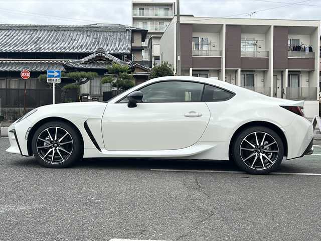 トヨタ ＧＲ８６ SZ 愛知県 2024(令6)年 0.4万km クリスタルホワイトパール ・禁煙車/・ワンオーナー/・純正ナビ/フルセグTV/　（NMZK-W73D）/・バックカメラ/・ETC/・ドライブレコーダー/・ステアスイッチ/・パドルシフト/・アイサイト/・プリクラッシュブレーキ/・全車速追従クルーズコントロール/・誤発進抑制制御機能/・先行車発進お知らせ機能/・車線逸脱警報/・ふらつき警報/・クリアランスソナー/・純正１７インチアルミ/・LEDオートライト/・電動格納ミラー/・プッシュスタート/・走行制御モード/・TRACKスイッチ/・純正フロアマット/・新車保証書/・取扱説明書/・スペアキー
