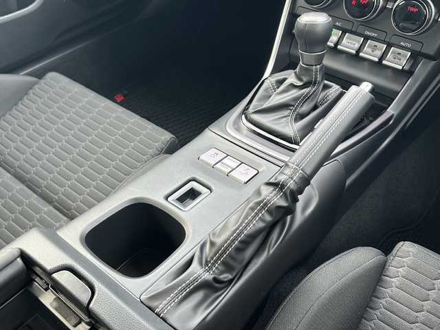 トヨタ ＧＲ８６ SZ 愛知県 2024(令6)年 0.4万km クリスタルホワイトパール ・禁煙車/・ワンオーナー/・純正ナビ/フルセグTV/　（NMZK-W73D）/・バックカメラ/・ETC/・ドライブレコーダー/・ステアスイッチ/・パドルシフト/・アイサイト/・プリクラッシュブレーキ/・全車速追従クルーズコントロール/・誤発進抑制制御機能/・先行車発進お知らせ機能/・車線逸脱警報/・ふらつき警報/・クリアランスソナー/・純正１７インチアルミ/・LEDオートライト/・電動格納ミラー/・プッシュスタート/・走行制御モード/・TRACKスイッチ/・純正フロアマット/・新車保証書/・取扱説明書/・スペアキー