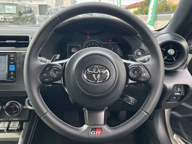 トヨタ ＧＲ８６ SZ 愛知県 2024(令6)年 0.4万km クリスタルホワイトパール ・禁煙車/・ワンオーナー/・純正ナビ/フルセグTV/　（NMZK-W73D）/・バックカメラ/・ETC/・ドライブレコーダー/・ステアスイッチ/・パドルシフト/・アイサイト/・プリクラッシュブレーキ/・全車速追従クルーズコントロール/・誤発進抑制制御機能/・先行車発進お知らせ機能/・車線逸脱警報/・ふらつき警報/・クリアランスソナー/・純正１７インチアルミ/・LEDオートライト/・電動格納ミラー/・プッシュスタート/・走行制御モード/・TRACKスイッチ/・純正フロアマット/・新車保証書/・取扱説明書/・スペアキー