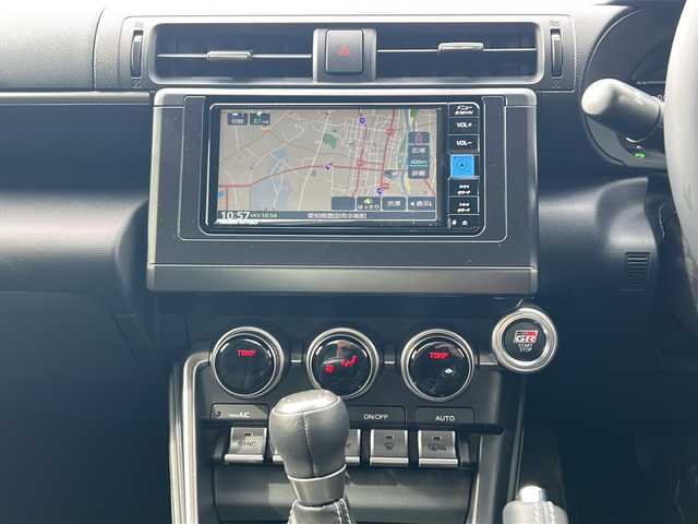 トヨタ ＧＲ８６ SZ 愛知県 2024(令6)年 0.4万km クリスタルホワイトパール ・禁煙車/・ワンオーナー/・純正ナビ/フルセグTV/　（NMZK-W73D）/・バックカメラ/・ETC/・ドライブレコーダー/・ステアスイッチ/・パドルシフト/・アイサイト/・プリクラッシュブレーキ/・全車速追従クルーズコントロール/・誤発進抑制制御機能/・先行車発進お知らせ機能/・車線逸脱警報/・ふらつき警報/・クリアランスソナー/・純正１７インチアルミ/・LEDオートライト/・電動格納ミラー/・プッシュスタート/・走行制御モード/・TRACKスイッチ/・純正フロアマット/・新車保証書/・取扱説明書/・スペアキー