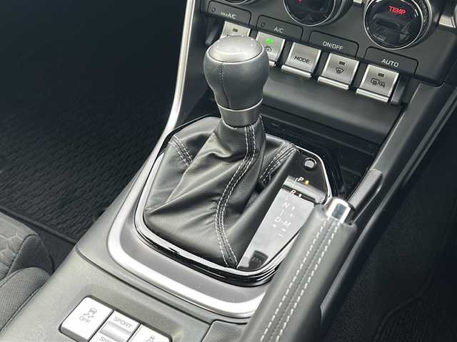 トヨタ ＧＲ８６ SZ 愛知県 2024(令6)年 0.4万km クリスタルホワイトパール ・禁煙車/・ワンオーナー/・純正ナビ/フルセグTV/　（NMZK-W73D）/・バックカメラ/・ETC/・ドライブレコーダー/・ステアスイッチ/・パドルシフト/・アイサイト/・プリクラッシュブレーキ/・全車速追従クルーズコントロール/・誤発進抑制制御機能/・先行車発進お知らせ機能/・車線逸脱警報/・ふらつき警報/・クリアランスソナー/・純正１７インチアルミ/・LEDオートライト/・電動格納ミラー/・プッシュスタート/・走行制御モード/・TRACKスイッチ/・純正フロアマット/・新車保証書/・取扱説明書/・スペアキー