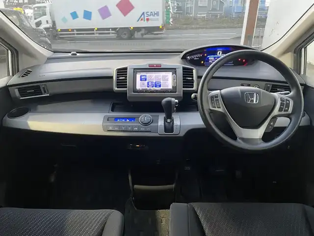 ホンダ フリード ハイブリット ジャストセレクション 千葉県 2015(平27)年 10.2万km スーパープラチナメタリック (株)IDOMが運営する【じしゃロン八千代店】の自社ローン専用車両になります。/こちらは現金またはオートローンご利用時の価格です。自社ローンご希望の方は別途その旨お申付け下さい/両側パワースライドドア/ビルトインETC/Bluetoothオーディオ対応ナビ