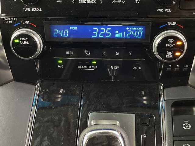 トヨタ アルファード S Cパッケージ 埼玉県 2018(平30)年 5.8万km ホワイトパールクリスタルシャイン サンルーフ/JBLプレミアムサウンド/純正フリップダウンモニター/純正メモリナビ/CD/DVD/Bluetooth/フルセグ/全方位カメラ/デジタルインナーミラー/ドライブレコーダー/ビルトインETC2.0/トヨタセーフティセンス/ブラインドスポットモニター/電子パーキングシステム/ブレーキホールド/両側パワースライドドア/パワーバックドア/ステアリングヒーター/レザーシート/パワーシート/シートヒーター/エアシート/純正１６インチアルミホイール/純正フロアマット/オットマン/プッシュスタート/スマートキー