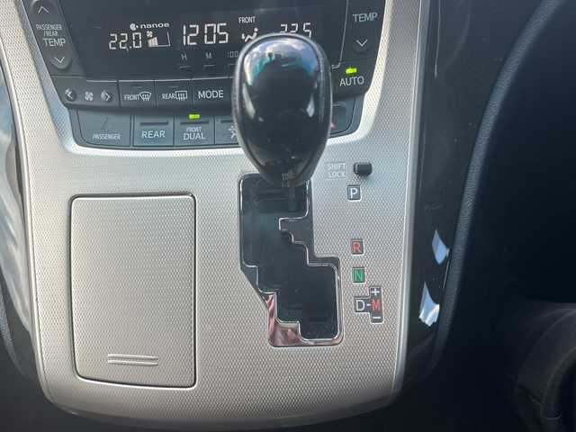 トヨタ ヴェルファイア 2．4Z ゴールデンアイズ 徳島県 2013(平25)年 11万km ブラック (株)IDOMが運営する【じしゃロン徳島店】の自社ローン対象車両になります。こちらは現金ご利用時の価格です。自社ローンご希望の方は別途その旨お申付け下さい。”										/										/										アルパイン8インチナビ（VIE-X008)/・CD/DVD/フルセグTV/Bluetooth/10.2フリップダウンモニター/パワーバックドア/両側パワースライドドア/クルーズコントロール/ハーフレザーシート/2列目オットマンシート/コーナーセンサー/HIDオートライト/ウッドコンビハンドル/スマートキー2本/取扱説明書