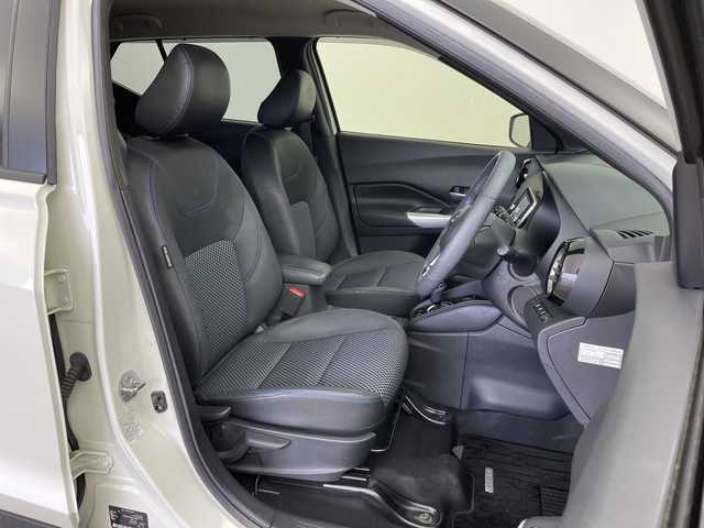 日産 キックス X 新潟県 2021(令3)年 5.4万km ブリリアントホワイトパール/ピュアブラック 2トーン 純正メモリナビ【MM317D-W】/　フルセグTV/Bluetooth/CD/DVD/プロパイロット/衝突被害軽減ブレーキ/レーンキープアシスト/レーダークルーズコントロール/前後コーナーセンサー/インテリジェントルームミラー/アラウンドビューモニター/ステアリングヒーター/前席シートヒーター/ハーフレザーシート/横滑り防止装置/LEDヘッドライト/オートマチックハイビーム/オートライト/純正フロアマット/純正アルミホイール/スマートキー/スペアキー/ステアリングスイッチ