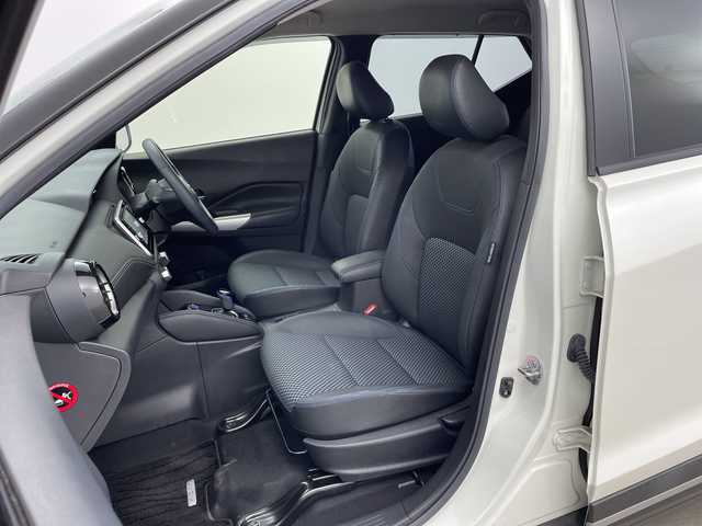 日産 キックス X 新潟県 2021(令3)年 5.4万km ブリリアントホワイトパール/ピュアブラック 2トーン 純正メモリナビ【MM317D-W】/　フルセグTV/Bluetooth/CD/DVD/プロパイロット/衝突被害軽減ブレーキ/レーンキープアシスト/レーダークルーズコントロール/前後コーナーセンサー/インテリジェントルームミラー/アラウンドビューモニター/ステアリングヒーター/前席シートヒーター/ハーフレザーシート/横滑り防止装置/LEDヘッドライト/オートマチックハイビーム/オートライト/純正フロアマット/純正アルミホイール/スマートキー/スペアキー/ステアリングスイッチ