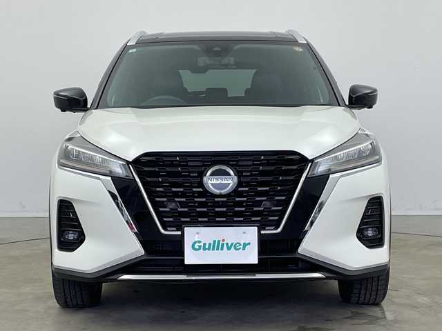 日産 キックス X 新潟県 2021(令3)年 5.4万km ブリリアントホワイトパール/ピュアブラック 2トーン 純正メモリナビ【MM317D-W】/　フルセグTV/Bluetooth/CD/DVD/プロパイロット/衝突被害軽減ブレーキ/レーンキープアシスト/レーダークルーズコントロール/前後コーナーセンサー/インテリジェントルームミラー/アラウンドビューモニター/ステアリングヒーター/前席シートヒーター/ハーフレザーシート/横滑り防止装置/LEDヘッドライト/オートマチックハイビーム/オートライト/純正フロアマット/純正アルミホイール/スマートキー/スペアキー/ステアリングスイッチ