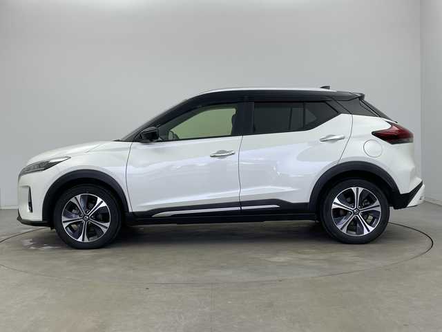 日産 キックス X 新潟県 2021(令3)年 5.4万km ブリリアントホワイトパール/ピュアブラック 2トーン 純正メモリナビ【MM317D-W】/　フルセグTV/Bluetooth/CD/DVD/プロパイロット/衝突被害軽減ブレーキ/レーンキープアシスト/レーダークルーズコントロール/前後コーナーセンサー/インテリジェントルームミラー/アラウンドビューモニター/ステアリングヒーター/前席シートヒーター/ハーフレザーシート/横滑り防止装置/LEDヘッドライト/オートマチックハイビーム/オートライト/純正フロアマット/純正アルミホイール/スマートキー/スペアキー/ステアリングスイッチ