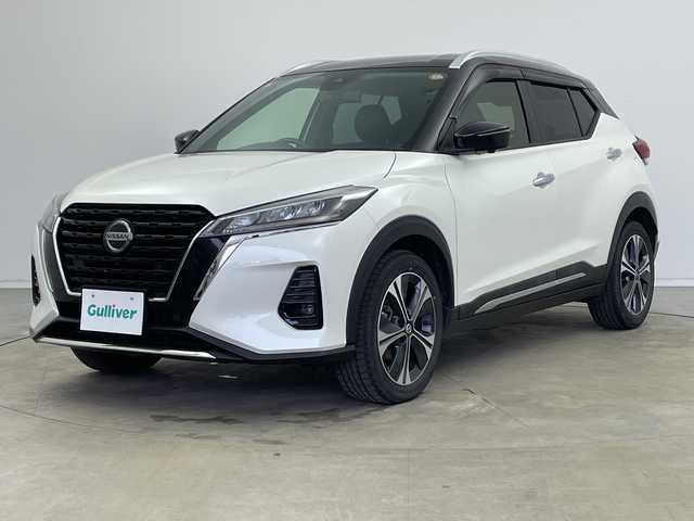 日産 キックス X 新潟県 2021(令3)年 5.4万km ブリリアントホワイトパール/ピュアブラック 2トーン 純正メモリナビ【MM317D-W】/　フルセグTV/Bluetooth/CD/DVD/プロパイロット/衝突被害軽減ブレーキ/レーンキープアシスト/レーダークルーズコントロール/前後コーナーセンサー/インテリジェントルームミラー/アラウンドビューモニター/ステアリングヒーター/前席シートヒーター/ハーフレザーシート/横滑り防止装置/LEDヘッドライト/オートマチックハイビーム/オートライト/純正フロアマット/純正アルミホイール/スマートキー/スペアキー/ステアリングスイッチ