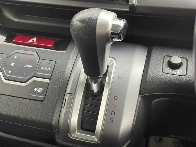 ホンダ ステップワゴン スパーダ Z 道央・札幌 2013(平25)年 6.1万km プレミアムコスミックバイオレットパール ・４WD/・寒冷地仕様/・純正ナビゲーション（VXM-135VFNi）/　ＣＤ/ＤＶＤ/フルセグ/ＳＤ/ＢＴ/・純正ビルトインETC/・バックカメラ/・ヒッチメンバー/・両側パワースライドドア/・横滑り防止装置/・HIDヘッドライト/・オートライト/・パドルシフト/・ミラーヒーター/・ドアバイザー/・ワイパーデアイサー/・スマートキー/・スペアキー1本/・社外フロアマット（前席欠品）/・純正AW16インチ/・保証書あり/・取説あり