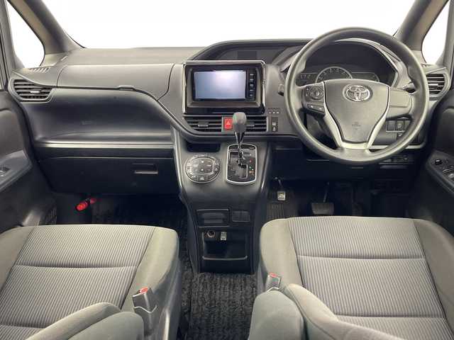 トヨタ ノア X 鹿児島県 2014(平26)年 9.4万km ブラック 純正SDナビ/(BT/CD/DVD/AM/FM/フルセグT)/バックカメラ/純正フリップダウンモニター/片側パワースライドドア/アイドリングストップ/プッシュスタート/HIDヘッドライト/純正フロアマット/3列シート/ウォークスルー/ETC/スペアキー