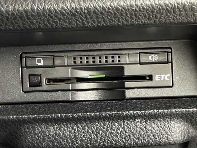 トヨタ ノア X 鹿児島県 2014(平26)年 9.4万km ブラック 純正SDナビ/(BT/CD/DVD/AM/FM/フルセグT)/バックカメラ/純正フリップダウンモニター/片側パワースライドドア/アイドリングストップ/プッシュスタート/HIDヘッドライト/純正フロアマット/3列シート/ウォークスルー/ETC/スペアキー