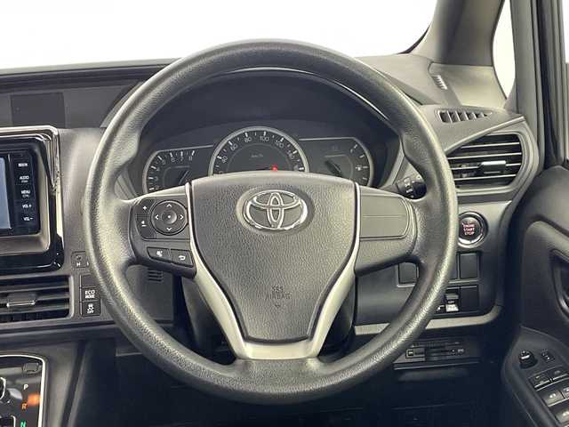 トヨタ ノア X 鹿児島県 2014(平26)年 9.4万km ブラック 純正SDナビ/(BT/CD/DVD/AM/FM/フルセグT)/バックカメラ/純正フリップダウンモニター/片側パワースライドドア/アイドリングストップ/プッシュスタート/HIDヘッドライト/純正フロアマット/3列シート/ウォークスルー/ETC/スペアキー