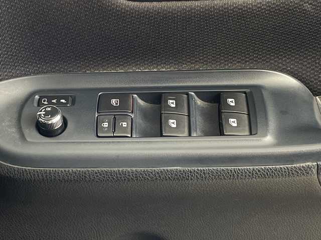 トヨタ ノア X 鹿児島県 2014(平26)年 9.4万km ブラック 純正SDナビ/(BT/CD/DVD/AM/FM/フルセグT)/バックカメラ/純正フリップダウンモニター/片側パワースライドドア/アイドリングストップ/プッシュスタート/HIDヘッドライト/純正フロアマット/3列シート/ウォークスルー/ETC/スペアキー