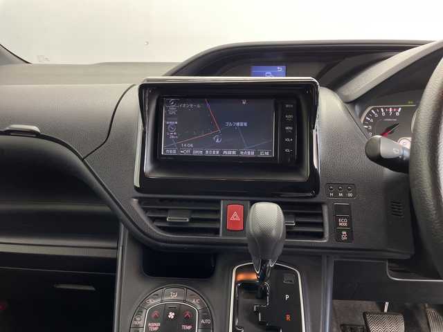 トヨタ ノア X 鹿児島県 2014(平26)年 9.4万km ブラック 純正SDナビ/(BT/CD/DVD/AM/FM/フルセグT)/バックカメラ/純正フリップダウンモニター/片側パワースライドドア/アイドリングストップ/プッシュスタート/HIDヘッドライト/純正フロアマット/3列シート/ウォークスルー/ETC/スペアキー