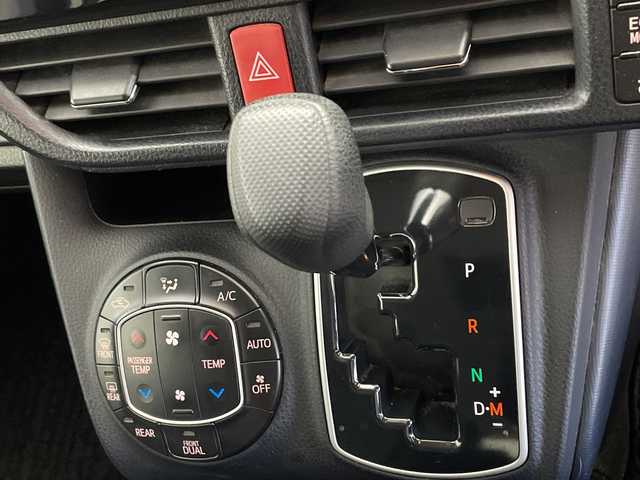 トヨタ ノア X 鹿児島県 2014(平26)年 9.4万km ブラック 純正SDナビ/(BT/CD/DVD/AM/FM/フルセグT)/バックカメラ/純正フリップダウンモニター/片側パワースライドドア/アイドリングストップ/プッシュスタート/HIDヘッドライト/純正フロアマット/3列シート/ウォークスルー/ETC/スペアキー