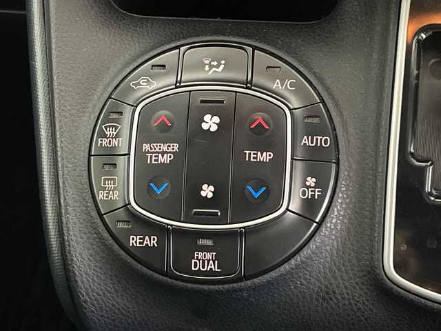 トヨタ ノア X 鹿児島県 2014(平26)年 9.4万km ブラック 純正SDナビ/(BT/CD/DVD/AM/FM/フルセグT)/バックカメラ/純正フリップダウンモニター/片側パワースライドドア/アイドリングストップ/プッシュスタート/HIDヘッドライト/純正フロアマット/3列シート/ウォークスルー/ETC/スペアキー