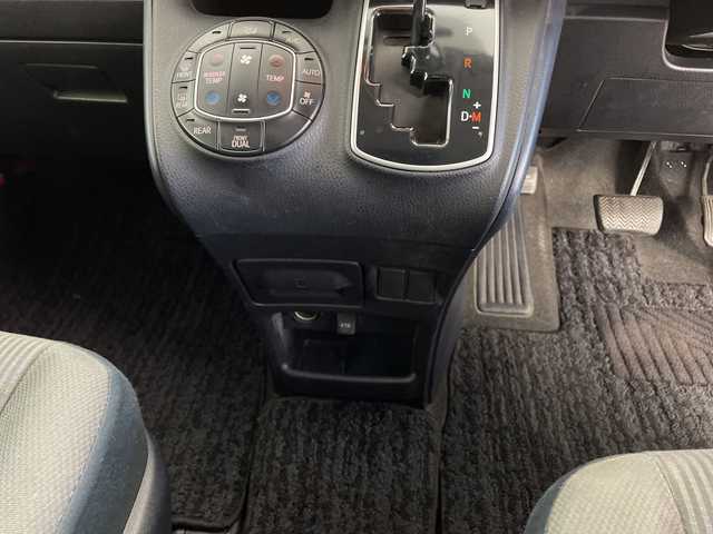 トヨタ ノア X 鹿児島県 2014(平26)年 9.4万km ブラック 純正SDナビ/(BT/CD/DVD/AM/FM/フルセグT)/バックカメラ/純正フリップダウンモニター/片側パワースライドドア/アイドリングストップ/プッシュスタート/HIDヘッドライト/純正フロアマット/3列シート/ウォークスルー/ETC/スペアキー