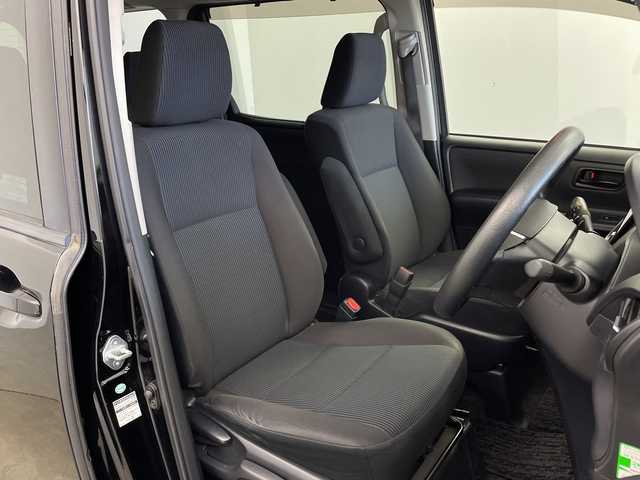 トヨタ ノア X 鹿児島県 2014(平26)年 9.4万km ブラック 純正SDナビ/(BT/CD/DVD/AM/FM/フルセグT)/バックカメラ/純正フリップダウンモニター/片側パワースライドドア/アイドリングストップ/プッシュスタート/HIDヘッドライト/純正フロアマット/3列シート/ウォークスルー/ETC/スペアキー