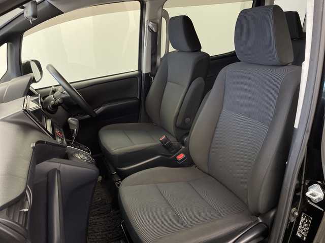 トヨタ ノア X 鹿児島県 2014(平26)年 9.4万km ブラック 純正SDナビ/(BT/CD/DVD/AM/FM/フルセグT)/バックカメラ/純正フリップダウンモニター/片側パワースライドドア/アイドリングストップ/プッシュスタート/HIDヘッドライト/純正フロアマット/3列シート/ウォークスルー/ETC/スペアキー