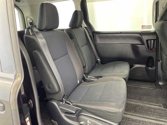 トヨタ ノア X 鹿児島県 2014(平26)年 9.4万km ブラック 純正SDナビ/(BT/CD/DVD/AM/FM/フルセグT)/バックカメラ/純正フリップダウンモニター/片側パワースライドドア/アイドリングストップ/プッシュスタート/HIDヘッドライト/純正フロアマット/3列シート/ウォークスルー/ETC/スペアキー